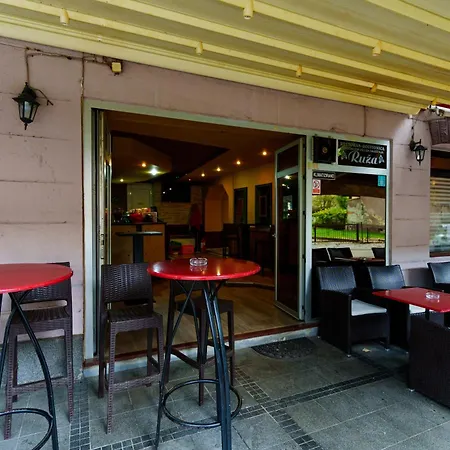 アパート Restoran Ruza *